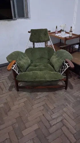 Poltrona Jangada Jean gillon em jacaranda e estofado em couro camurça verde