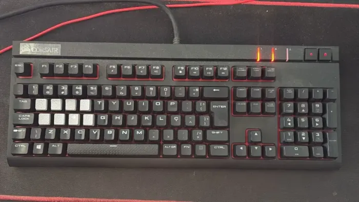 TECLADO GAMER CORSAIR STRAFE MECANICO 