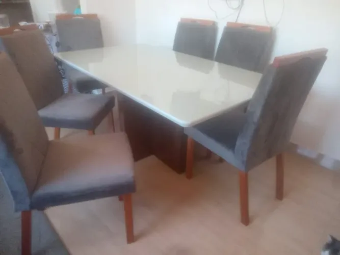 Mesa com 6 cadeiras estofadas 