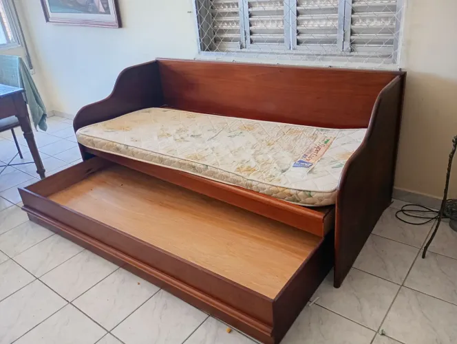 BI cama vendo madeira maciça em ótimo estado com 2 colchoes