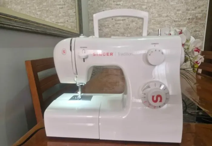 Máquina de costura singer tradition 220V 