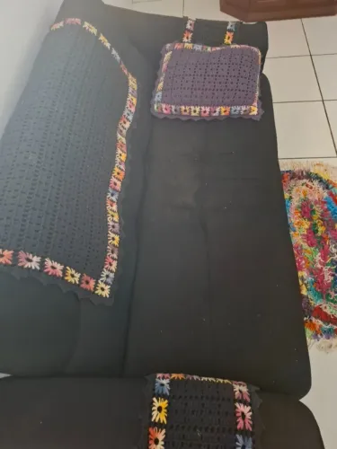 Sofá-cama preto, confortável e prático