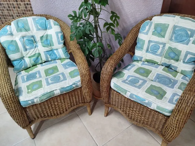 Par de poltronas em junco com almofadas removíveis