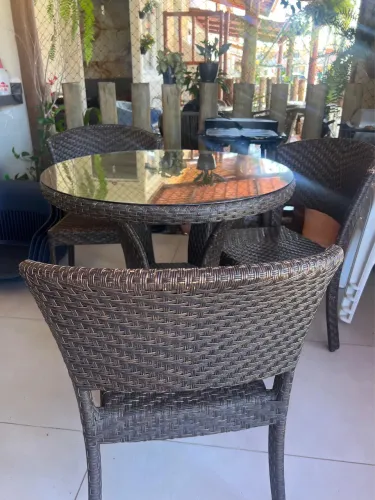 Mesa com 4 cadeira área externa 