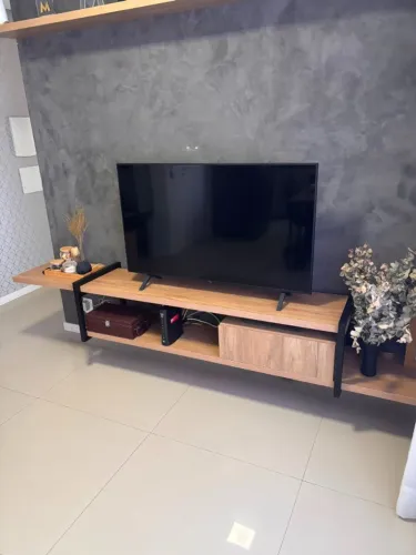 Rack de TV Suspenso Estilo Industrial + Prateleira (2,70 m) - Metalão Preto e MDF