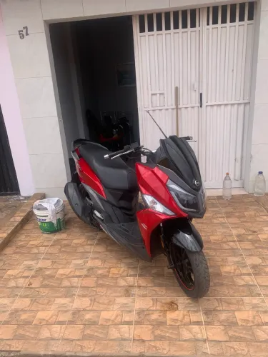 Vende-se moto em perfeitas condições ótimo para o dia a dia, prática e moto automática