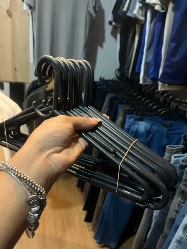 150 unidades de cabides para camisas