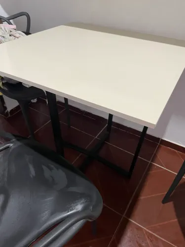 Mesa com 4 cadeiras em ótimo estado
