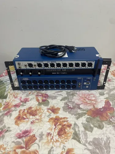 Mesa de som Soundcreaft UI24