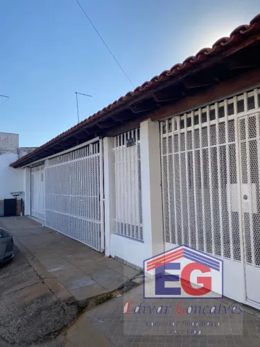 QE 01 CONJ M - CASA SOZINHA NO LOTE - GARAGEM AMPLA E TODA COBERTA, GRADEADA,
