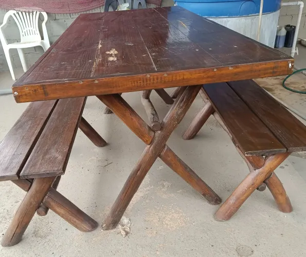 Mesa de madeira com bancos (Aceito proposta em dinheiro) 