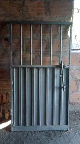 Porta social de ferro