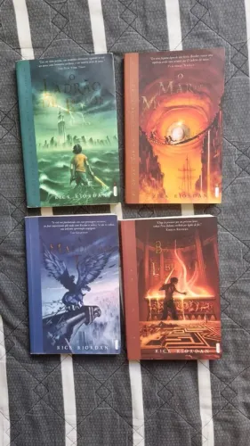 Coleção de livros Percy Jackson e os Olimpianos.