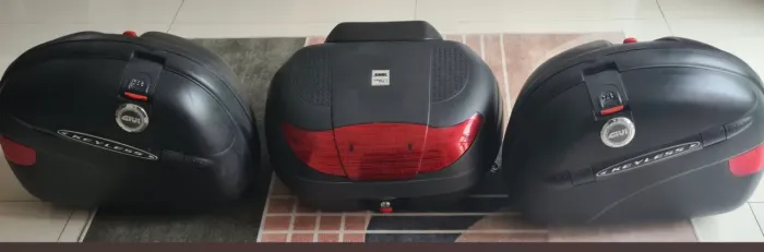 Vendo conjunto com 1 baú traseiro e 2 laterais