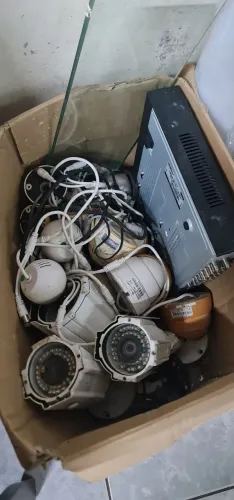 Kit de câmeras e DVR como LOTE sem acessórios sem cabos sem conectores 