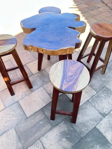 Conjunto de mesa com banquetas