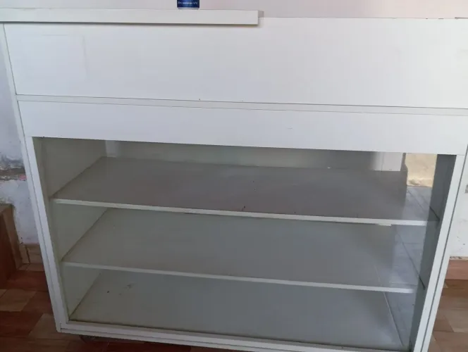 Vendo uma vitrine