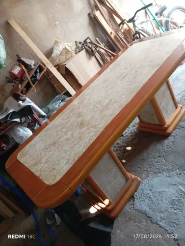 Vende se uma mesa com seis cadeiras de madeira