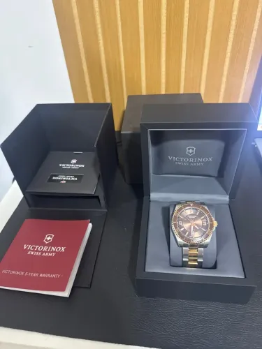 Relógio Victorinox Swiss Army Maverick Large 43mm Dual Tone