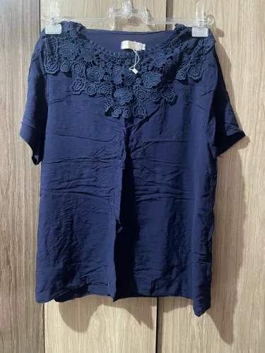 Blusa azul marinho com renda