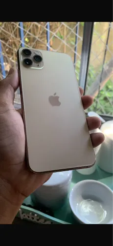 Iphone 11 pro max dourado