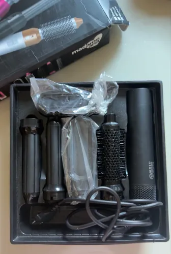 Escova secadora 5 em 1, 220v, pouco usada.