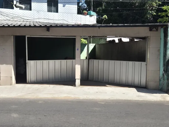 VENDE-SE UM PORTÃO DE ALUMÍNO PARA GARAGEM ,ESTA SEM OS TUBOS DAS DIVISÓRIAS.VALOR 1.000