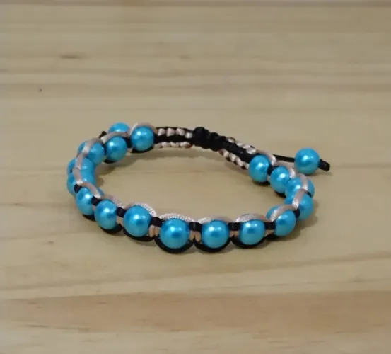 Pulseira em macramé com pérolas 