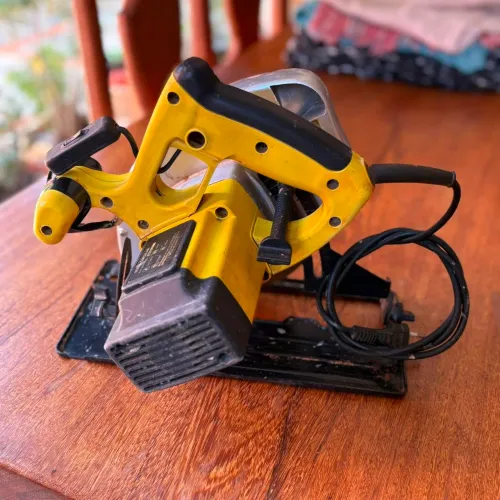 Vende se serra circular Makita semi nova 220v