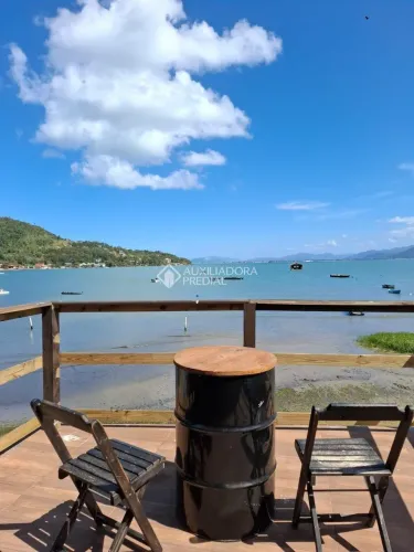 Essa residência oferece Uma vista deslumbrante com final de tarde espetacular