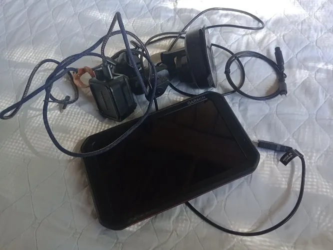 Navegador GPS automotivo da marca Garmin