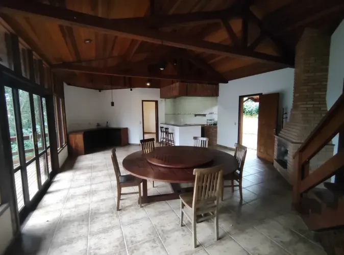 Linda casa estilo colonial em Condomínio - 212 m² c/ 4 dormitórios - Araçariguama