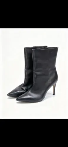 ?Bota Schutz Preta de Couro - Modelo Magda Glam - Tamanho 38 - Usada