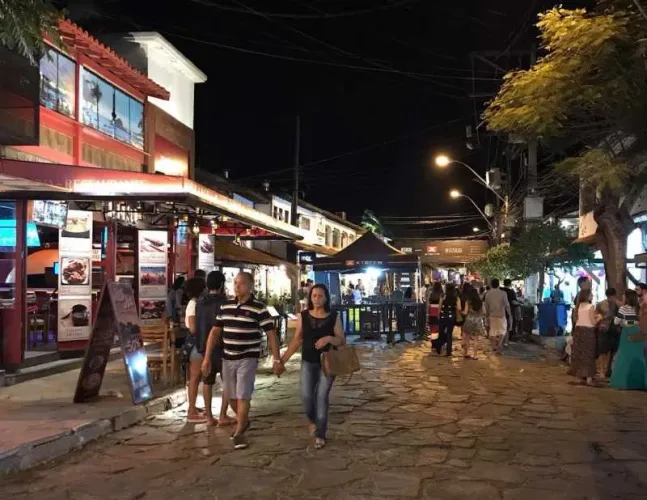 Casa com 3 quartos para alugar no Centro de Búzios - 90 m², a poucos metros da Rua das Ped