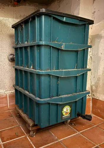 Composteira Doméstica / Minhocário MinhocaShow 4 caixas + suporte de rodinhas