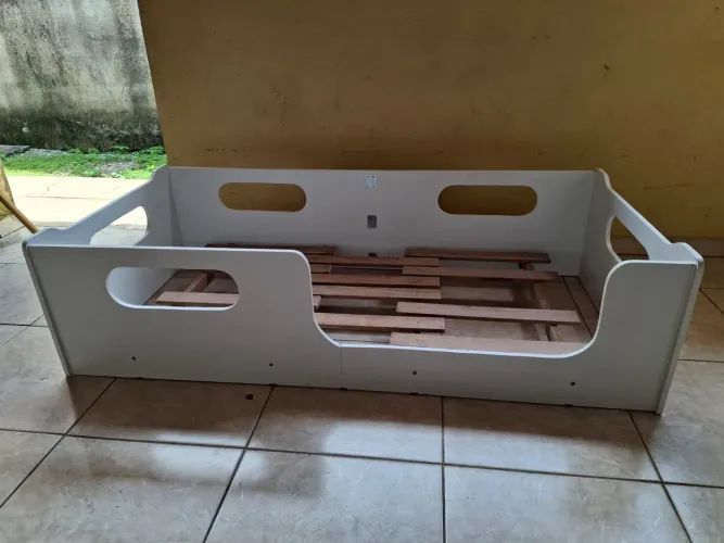 Cama montessoriana infantil