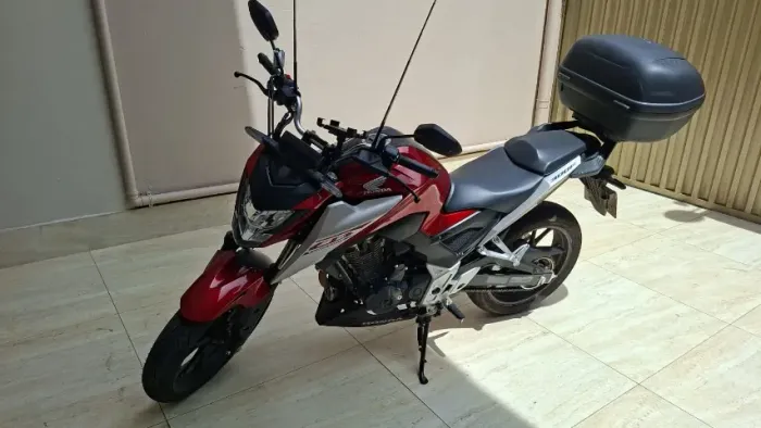 Honda CB 300F Twister ABS, muito bem conservada e com apenas 1.700 km