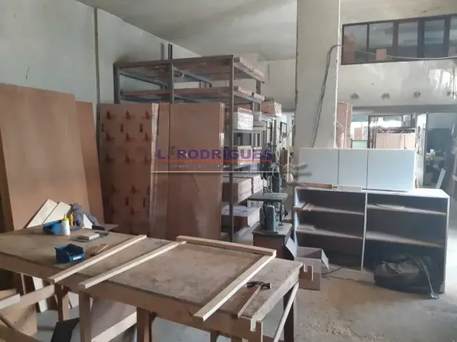 Excelente galpão com loja, em ponto privilegiado com fácil acesso a Av. Brasil e próximo a