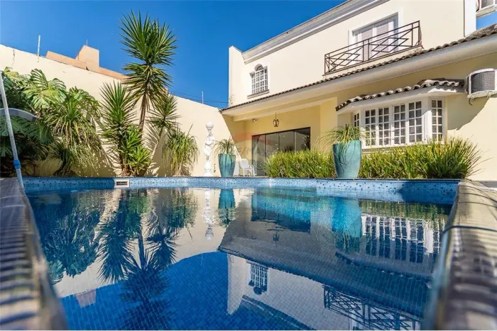 Casa à Venda na Vila Granada  4 Suítes com Varanda, Piscina Aquecida, Salão de Festas e Mo