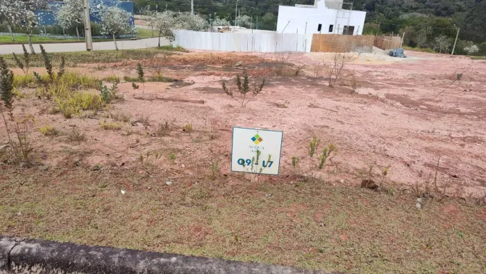 Terreno a venda em condomínio fechado, de alto padrão com acesso a represa na cidade de Ib
