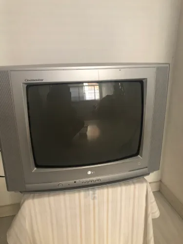 Troco TV LG 21 polegadas já acompanha o conversor por uma cama de solteiro