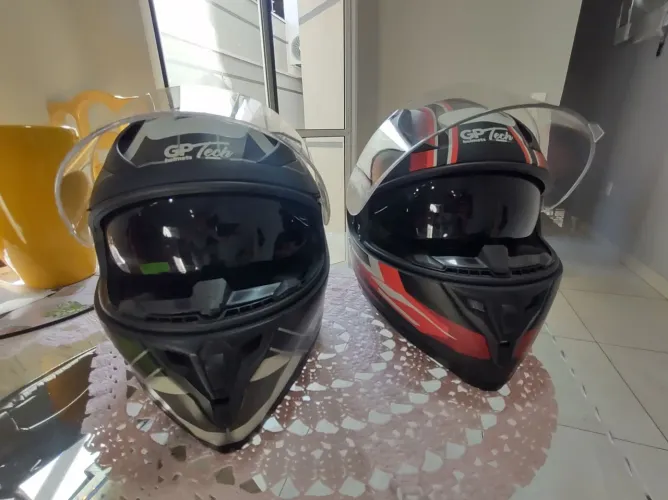 Vendo 2 Capacetes GP TECH 
