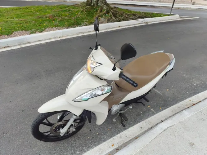 Biz 125 2023 em dias pra vende logo baixa vip 15.900