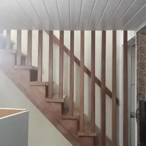 Escada em madeira de Lei com guarda corpo decorativa