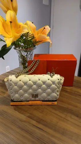 Bolsa feminina em couro legítimo, inspirada no clássico estilo valentino rockstud.