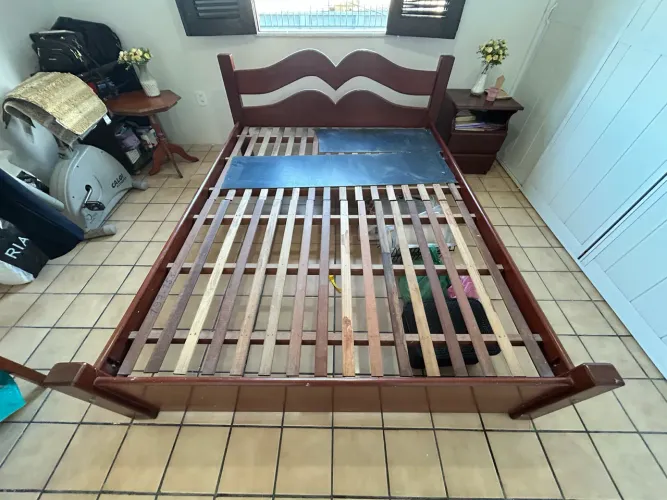 Cama queen de madeira maciça 