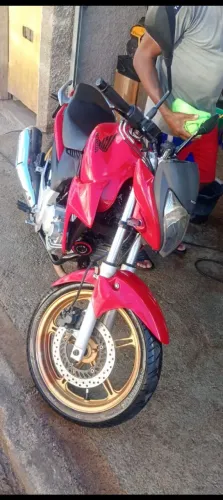 Vende-se CB300R ,ano 2015 ,novinha com 85 mil kms rodados.