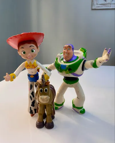 boneca Jessie, cavalinho Bala no Alvo e Buzz Lightyear do filme Toy Story