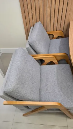 Poltronas luxo madeira e tecido na cor cinza