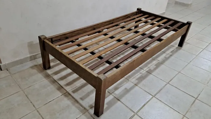 Cama solteiro madeira maciça.